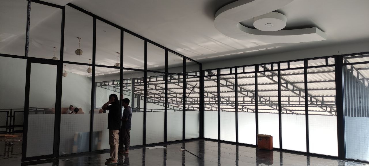Partisi dan sekat ruangan aluminium